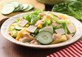 Ide Sajian Makan Malam yang Enggak Bikin Gemuk, Resep Salad Sayuran Ayam Asap