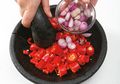 Mengulek Sambal Dengan Cobek jadi Jauh Lebih Mudah Kalau Tips ini Kita Ikuti