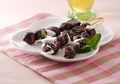 Serunya Membuat Sate Buah Campur Saus Cokelat Bareng Buah Hati