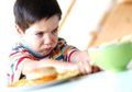 Ibu Sering Memaksa Anak Makan? Sebaiknya, Hindari 3 Kesalahan Besar Ini