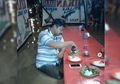 Tetap Asyik Makan Pecel Lele Saat Banjir, Ipunk: “Habis Saya Lapar”