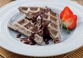 Besok, Manjakan Lidah Keluarga Dengan Sepiring Wafel Oreo Saus Cokelat, Ya!