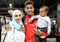 Jaga Anak Sambil Santai, Santapan Sore Tontowi Ahmad Ini Bikin Salah Fokus!