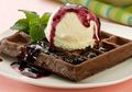 Si Kecil Pasti Semangat Kalau Ada Wafel Cokelat Saus Blueberry Di Pagi Hari