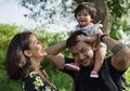 Rio Dewanto Kerjai Anak dan Istrinya Saat Makan, Atiqah Hasiholan: “Bapak Rese, Nih!”