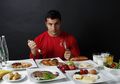 Kalau Ketahuan Makan Ini, Pesepakbola Akan Didenda 5 Juta Rupiah Oleh Pelatihnya! Kenapa, Ya?