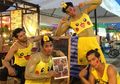 Restoran di Thailand Ini Viral Karena Pelayannya Model Pria Semua, Tapi, Kok…