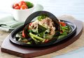 Bukan Cuma di Restoran Bintang Lima, Kangkung Hot Plate Juga Bisa Hadir di Rumah Dengan Resep Ini!