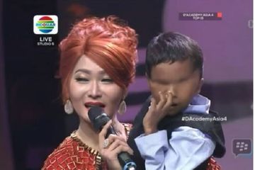 Inul Daratista saat menggendong Azam