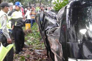 Mobil Pengangkut Uang Rp 700 Juta Kecelakaan di Tulungagung, Berakhir Ringsek di Kebun Pisang Warga
