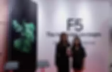 Marketing Director OPPO Indonesia Alinna Wen memberikan OPPO F5 6GB warna merah kepada pengguna pertama