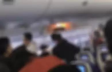 Momen saat powerbank terbakar saat di dalam pesawat