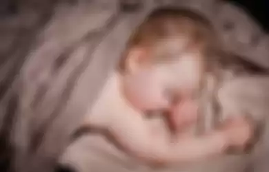 Bayi tidur tengkurap, dengan selimut tebal dan sprei longgar dapat memicu ematian mendadak pada bayi