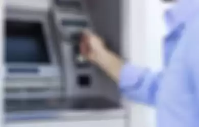 Ilustrasi mengambil uang tunai di ATM