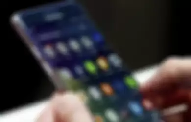 A man holds a Samsung Galaxy Note 7 during a launch event at the Hammerstein Ballroom, August 2, 2016 in New York City. 