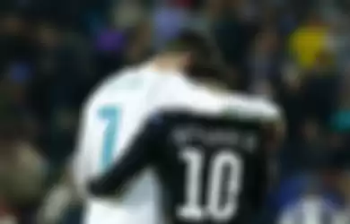 Bintang PSG, Neymar (kanan) dan Cristiano Ronaldo (kiri) saling merangkul satu sama lain saat menjelang turun minum dalam laga leg pertama babak 16 besar Liga Champions di Stadion Santiago Bernabeu, Madrid, Spanyol, pada 14 Februari 2018. 