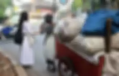 Viral, Aksi Cewek SMA Bantu Dorong Gerobak Wanita Tua di Jalanan