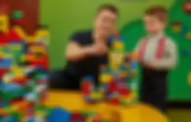 Ini Profesi yang Kerjaannya Cuma 'Main Lego', Cita-cita Banget Ini Sih