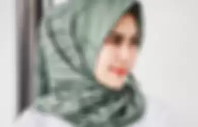 Syahnaz tampil mengenakan hijab.