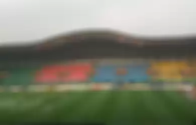 Penampakan rumput baru Stadion Patriot Chandrabhaga, Bekasi, pada laga perdana sepak bola Asian Games 2018 antara Laos dan Hong Kong, Jumat (10/8/2018). 