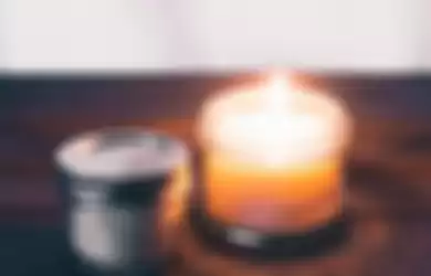 Lilin aromaterapi bekerja dengan baik untuk memengaruhi mood. Selain sebagai pengharum, lilin aromaterapi juga bisa dijadikan penghias ruangan.