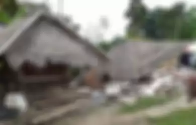 Dua rumah ada di Senaru, Lombok Utara, NTB