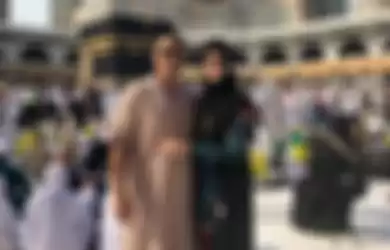 Pulang Haji, Pakaian Nia Ramadhani dan Jedar Jadi Sorotan, Kenapa Ya?