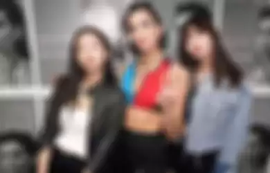 Dua Lipa bersama dengan Jennie dan Lisa dari BLACKPINK