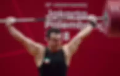 Lifter Iran Sohrab Moradi melakukan angkatan 