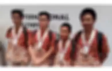 4 pelajar Indonesia yakni Steven, Abdul, Muhammad, dan Ahmad berhasil memboyong 3 medali perak dan 1 medali perunggu di International Olympiade in Informatics (IOI) ke-30 di Tsukaba, Jepang