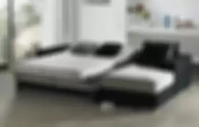 Salah satu siasat yang dapat dilakukan saat menata rumah sempit adalah dengan menggunakan furnitur multifungsi, seperti sofa bed. 