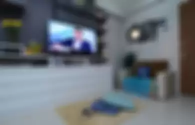 Kabinet TV yang dilengkapi storage menjadi solusi penyimpanan yang memiliki daya tampung yang cukup banyak bagi barang milik si lajang milennial ini.