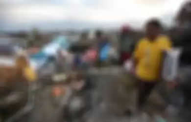  Warga korban gempa bumi menyelamatkan barang berharga yang masih bisa digunakan di Petobo, Palu, Sulawesi Tengah, Jumat (5/10/2018). Petobo menjadi salah satu wilayah yang paling parah terdampak gempa karena dilalui sesar Palu Koro.