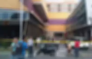 Beberapa bangunan di Kota Manado mengalami kerusakan akibat gempa berkekuatan 7,3 SR di Maluku Utara, Sabtu (15/11/2014). Gempa yang terasa sampai di Manado, membuat dinding lantai tujuh Hotel Lion and Plaza Manado runtuh. 