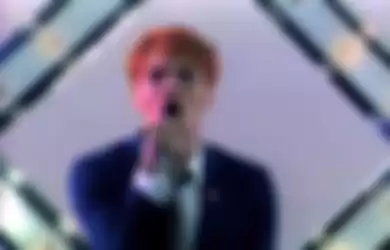 Gerard Way dalam video klip lagu 'No Shows'
