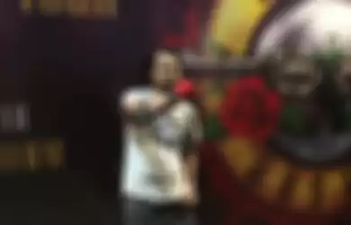 Angga Rino, cowok beruntung yang dapat mic Axl Rose di konser Guns N' Roses Jakarta