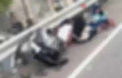 Lawan arah di jalan tol kelima remaja ini ditabrak mobil.