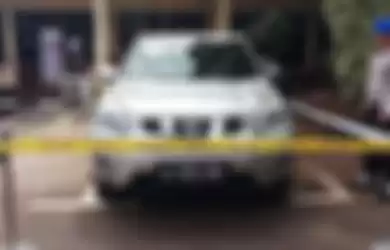 Mobil jenis Nissan Xtrail bernomor polisi B 1075 UOC terparkir di halaman Polres Metro Bekasi Kota, Kamis (15/11/2018). Mobil ini menjadi salah satu barang bukti kasus pembunuhan satu keluarga di Bekasi. 