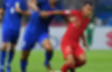 Riko Simanjutak berebut bola dengan pemain Thailand