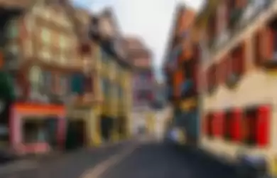 Sebuah jalan di Colmar yang dipenuhi dengan bangunan khas tradisional Eropa