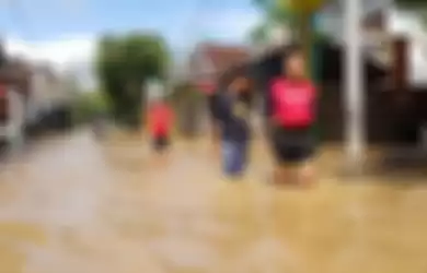 Banjir yang menggenang di kelurahan Kelutan Kabupaten Trenggalek Jawa Timur, dengan ketinggian air m