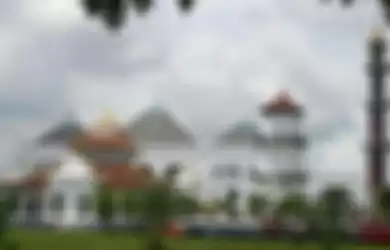 Masjid Agung Surabaya tampak dari kejauhan