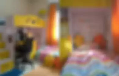 Selain tampak ceria, warna kuning pada kamar anak juga membuat si kecil semangat.