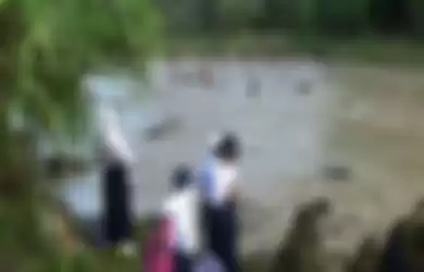 pelajar di Polewali Mandar bertaruh nyawa menyeberangi sungai demi sekolah