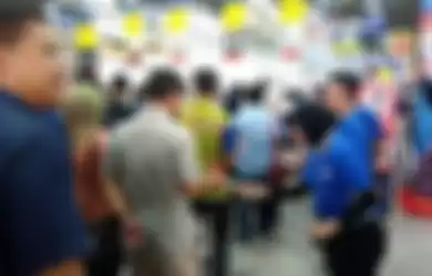 Suasana saat pembukaan toko Mitra 10 ke-29 di Jalan Raya Serang KM 12, Bitung, Banten, Kamis (6/12).