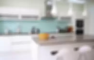 Backsplash atau bidang di belakang meja dapur juga dapat dipasangi cermin. 