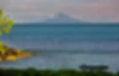 Pemandangan Anak Gunung Krakatau dari Tanjung Lesung.