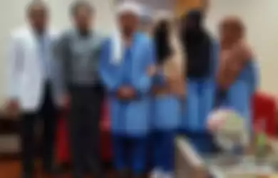 Ustaz Arifin Ilham bersama ketiga istri dan dua orang dokter di Rumah Sakit Pusat Pertamina (RSPP)