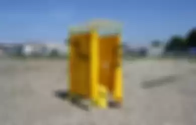 Toilet Kuning yang Mudah Dibawa Ini Dibuat Sebagai Bentuk Protes