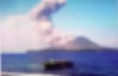 Penampakan Gunung Anak Krakatau dari kejauhan.